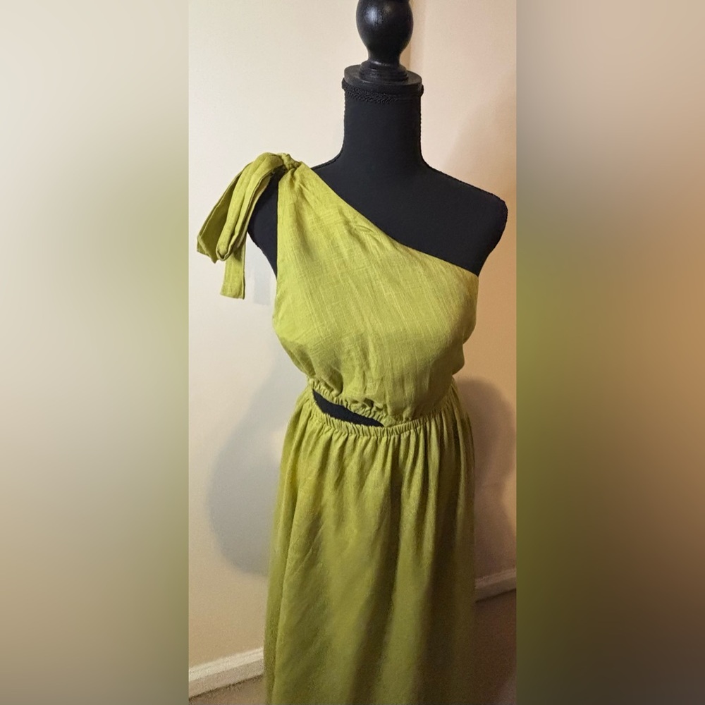 Elegant One-Shoulder Green Maxi Dress with Cut Out side-Medium - Picture 2 of 13